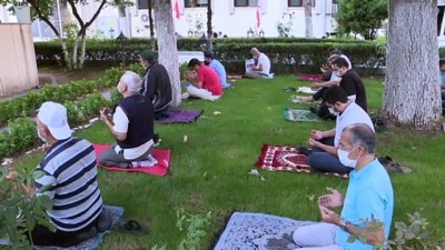 Saadet Partisi Genel Başkanı Karamollaoğlu bayram namazı sonrası açıklamalarda bulundu - ANKARA