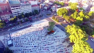 mazda -  Seccadesini alan bayram namazı için Zafer Kent Meydanı'na koştu Videosu