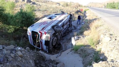 Yozgat'ta ambulans devrildi: 3 yaralı