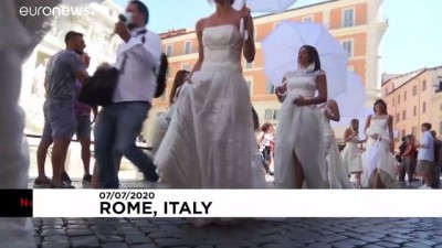 euro - Düğünleri iptal olan gelin adaylarından Roma'da Covid-19 protestosu Videosu
