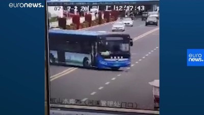 euro - Çin'de öğrencileri taşıyan otobüs yoldan çıkıp göle düştü: 21 ölü Videosu