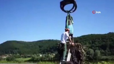 diyalog -  - Melania Trump'ın Slovenya'daki heykeli ateşe verildi Videosu