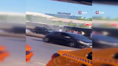 metrobus duragi -  Metrobüste yangın çıktı, yolcular büyük panik yaşadı Videosu