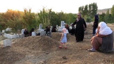 mezarlik ziyareti - Bursa'daki selde 5 ferdini kaybeden Bilen ailesinin buruk bayramı - BİNGÖL Videosu