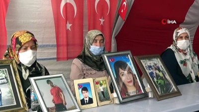 raks -  Herkes bayramı sevdikleri ile geçiriyor, onlar evlatlarından gelecek haberi bekliyor Videosu