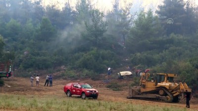 Menderes'teki orman yangınını söndürmek için avuçlarıyla toprak taşıdılar - İZMİR