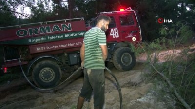  Suriyeli Hasan, orman yangınını avuçlarıyla taşıdığı kumla söndürmeye çalıştı