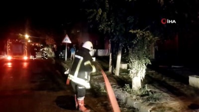 20 dakika -  Alevler 3 katlı binayı böyle sardı Videosu