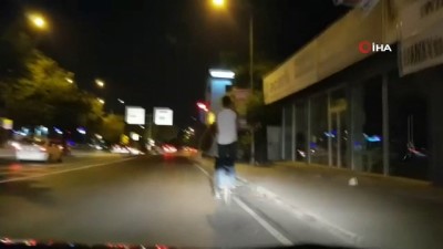 bisiklet -  Biri bisikleti sürdü diğeri bisikletin arkasında ayakta böyle yolculuk yaptı Videosu