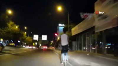 bisiklet -  Biri bisikleti sürdü diğeri bisikletin arkasında ayakta böyle yolculuk yaptı Videosu