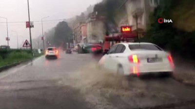  Rize'de şiddetli yağış yolları göle çevirdi
