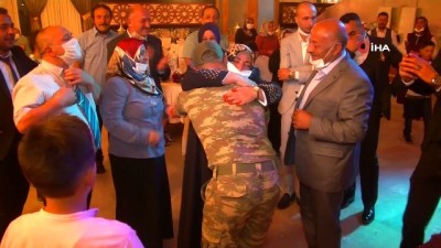  Ağabeyinin düğününe üniformayla katılan asker, ailesini gözyaşına boğdu