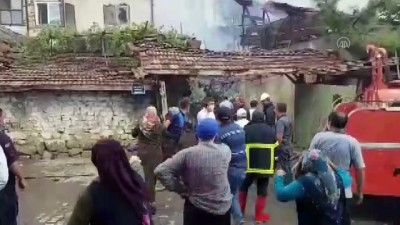 itfaiye araci - Bayat ilçesindeki ev yangınında 4'ü çocuk 5 kişi hayatını kaybetti - ÇORUM Videosu