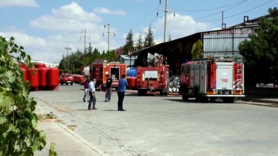 emniyet seridi - Buhar kazanı fabrikasında çıkan yangın söndürüldü - KIRŞEHİR Videosu