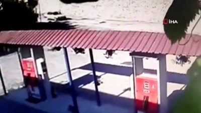 akaryakit istasyonu -  Kontrolden çıkan otomobil akaryakıt istasyonuna böyle daldı Videosu