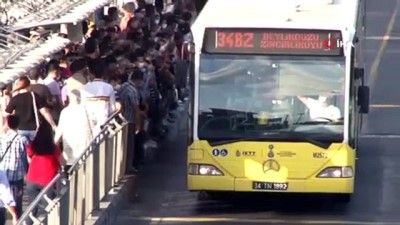 metrobus duraklari -  Metrobüslerde dikkat çeken yoğunluk Videosu