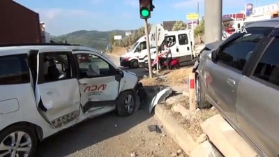 gesi -  Otomobiller kavşakta çarpıştı: 3 yaralı Videosu