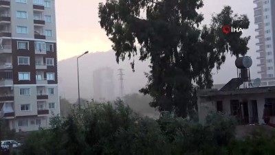 golgeli -  Şiddetli yağmur 10 dakika içinde balkonlardaki çamaşırları uçurdu, tabelaları kopardı Videosu