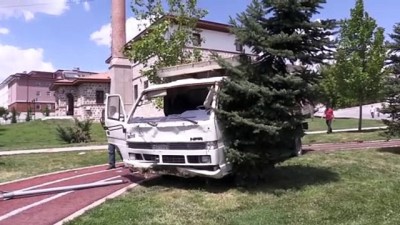 korkuluk - Başkentte freni boşalan kamyon, korkuluklara çarparak durabildi - ANKARA Videosu