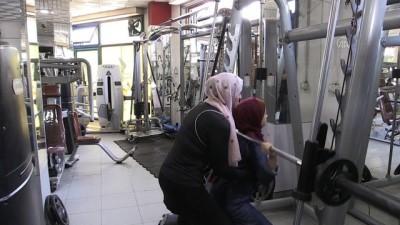 muhafazakar - Gazze'de vücut geliştirme sporuna gönül veren genç avukat, ön yargıları aşarak kadınlara öncülük ediyor Videosu