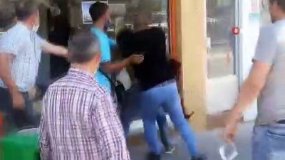 polis mudahale -  Önüne geleni yumrukladı, az kalsın linç ediliyordu Videosu