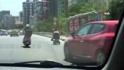 engelli vatandas -  Akülü engelli aracıyla tehlikeli yolculuk kamerada Videosu