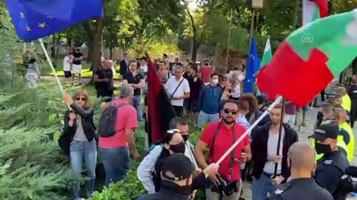 milletvekili - Bulgaristan'da göstericiler milletvekillerine yumurta ve domates attı - SOFYA Videosu