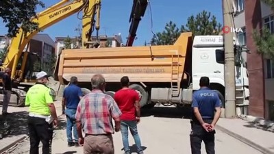 deprem -  Hafriyat kamyonu apartmana daldı Videosu
