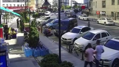polis merkezi -  Köpekten kaçan 9 yaşındaki çocuğa araba çarptı...Kaza anı kamerada Videosu