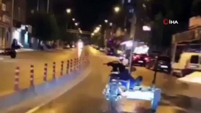 ilginc goruntu -  Motosikleti sepetine binerek tek elle sürdü...Tehlikeli yolculuk kamerada Videosu