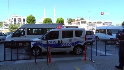 polis merkezi -  Alibeyköy’de trafikte kadına dehşeti yaşatan şahıs adliyeye getirildi Videosu