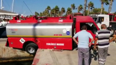 yakit tankeri - Bodrum'da denize düşmek üzere olan akaryakıt tankeri kurtarıldı - MUĞLA Videosu