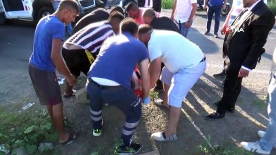 ilk mudahale -  Minibüse çarpan motosikletli kurye, karşı şeritten gelen otomobilin camına fırladı Videosu