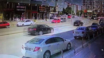 elektrik diregi -  Tansiyonu düşen sürücü refüjdeki elektrik direğine çarptı...Kaza anı kamerada Videosu