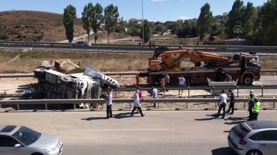 celik bariyer - Çekmeköy'de devrilen hafriyat tırının sürücüsü hayatını kaybetti - İSTANBUL Videosu