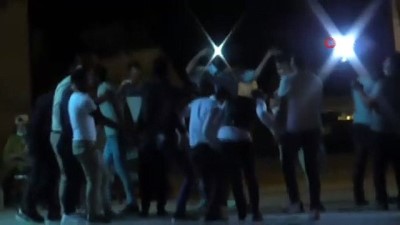 polis araci -  Sokak düğününde ne sosyal mesafe ne de maske kuralına uyuldu Videosu