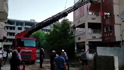 yangina mudahale -  Terasta yapılan yemek ateşi çatıyı alev topuna çevirdi Videosu