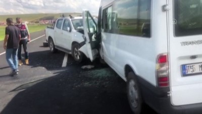 Minibüs ile pikap çarpıştı: 8 yaralı - ARDAHAN