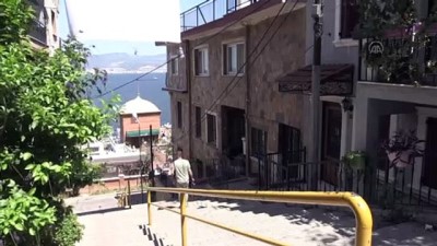 yuruyen merdiven - 'Tarihi Asansör' sokağına yapılacak yürüyen merdivene mahalleliden pankartlı tepki - İZMİR Videosu