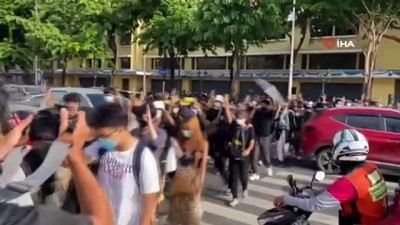 kraliyet ailesi -  - Tayland’da hükümet ve monarşi karşıtları sokağa indi Videosu