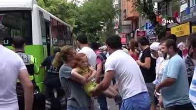 trafik polisi -  Yaya geçidinden geçmek isteyen anne ve kızı halk otobüsünün altında kaldı Videosu