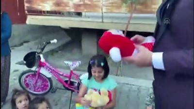 kirtasiye malzemesi - Gelin ve damatlıkla çocuklara oyuncak ve kırtasiye malzemesi dağıttılar - ADANA Videosu