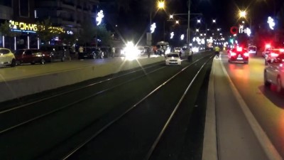  Otomobil sürücüsü önüne çıkan yayalara çarpmamak için tramvay yoluna uçtu: 2 yaralı