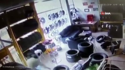 hirsiz -  Hırsızların 1 dakikada lastik dükkanını boşalttığı anlar kamerada Videosu