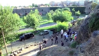 ogretim uyesi - Vali Karaloğlu, Amida Höyük'teki kazıya katıldı - DİYARBAKIR Videosu