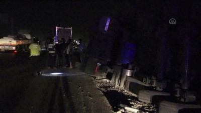 polis merkezi - Adana'da tır otomobille çarpıştı: 1 ölü, 2 yaralı Videosu