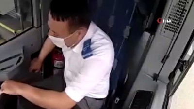 yavru kopekler -  Halk otobüsü sürücüsü yavru köpekleri ezilmekten böyle kurtardı Videosu