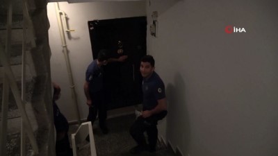 cilingir -  Polis, alıkonulan kadını kurtarmak için kapıyı tekmeledi Videosu