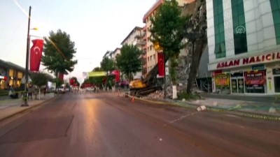 hasarli bina - Ağır hasarlı bina kontrollü yıkılırken yan taraftaki apartmanda hasar oluştu - MALATYA Videosu