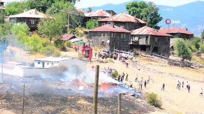 aniz yangini -  Anız yangınından sıçrayan alevler 2 katlı ahşap evi küle çevirdi Videosu
